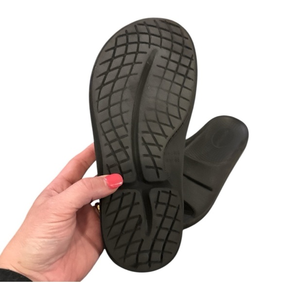 EUC - Oofos Ooahh Slide Sandal - Black Size - US7 - Picture 4 of 5